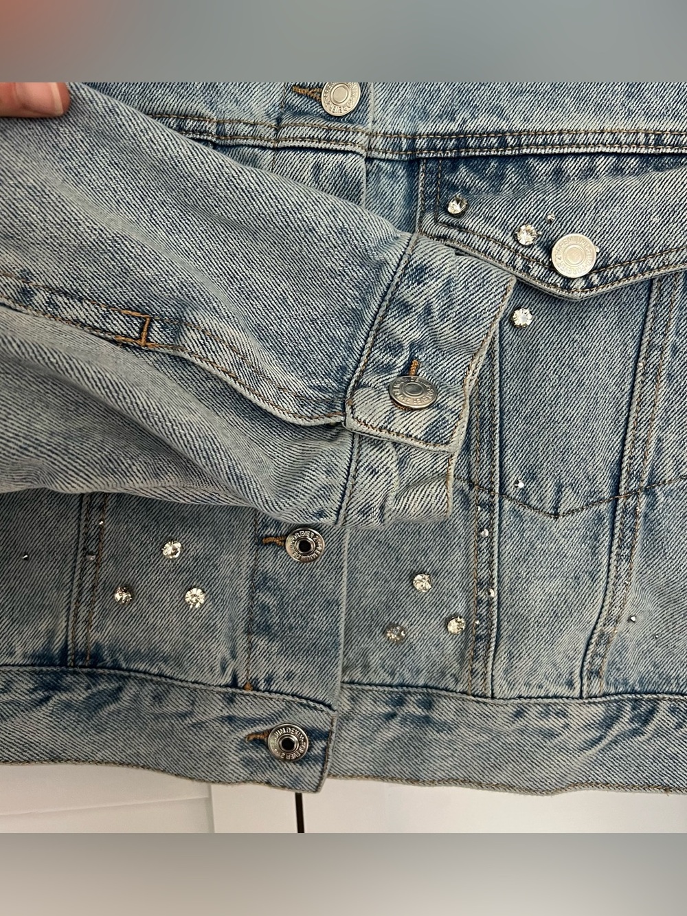 Forever 21 cropped jean jacket light wash embellished rhinestone size medium - Picture 8 of 11